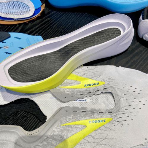 国产碳板跑鞋开箱视频,轻盈科技，速度与激情的完美融合