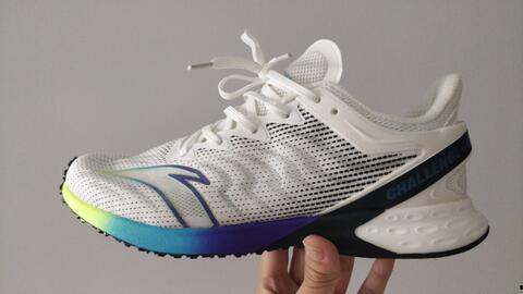 国产碳板跑鞋开箱视频,轻盈科技，速度与激情的完美融合